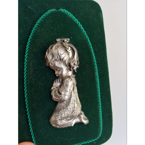 1960s praying children, Italian pewter on emerald green velvet - Picture 9 of 10